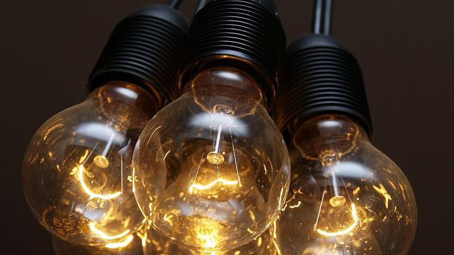 Loại khí công nghiệp nào ứng dụng trong sản xuất bóng đèn?